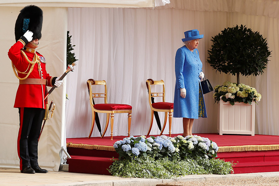 В рамках визита президент США и его жена Мелания Трамп были удостоены аудиенции у королевы Елизаветы II. Беседа в Виндзорском замке, часть которой проходила во время традиционного чаепития, продлилась дольше запланированного на 17 минут. Примерно на столько&nbsp;же американский лидер опоздал на эту встречу.

