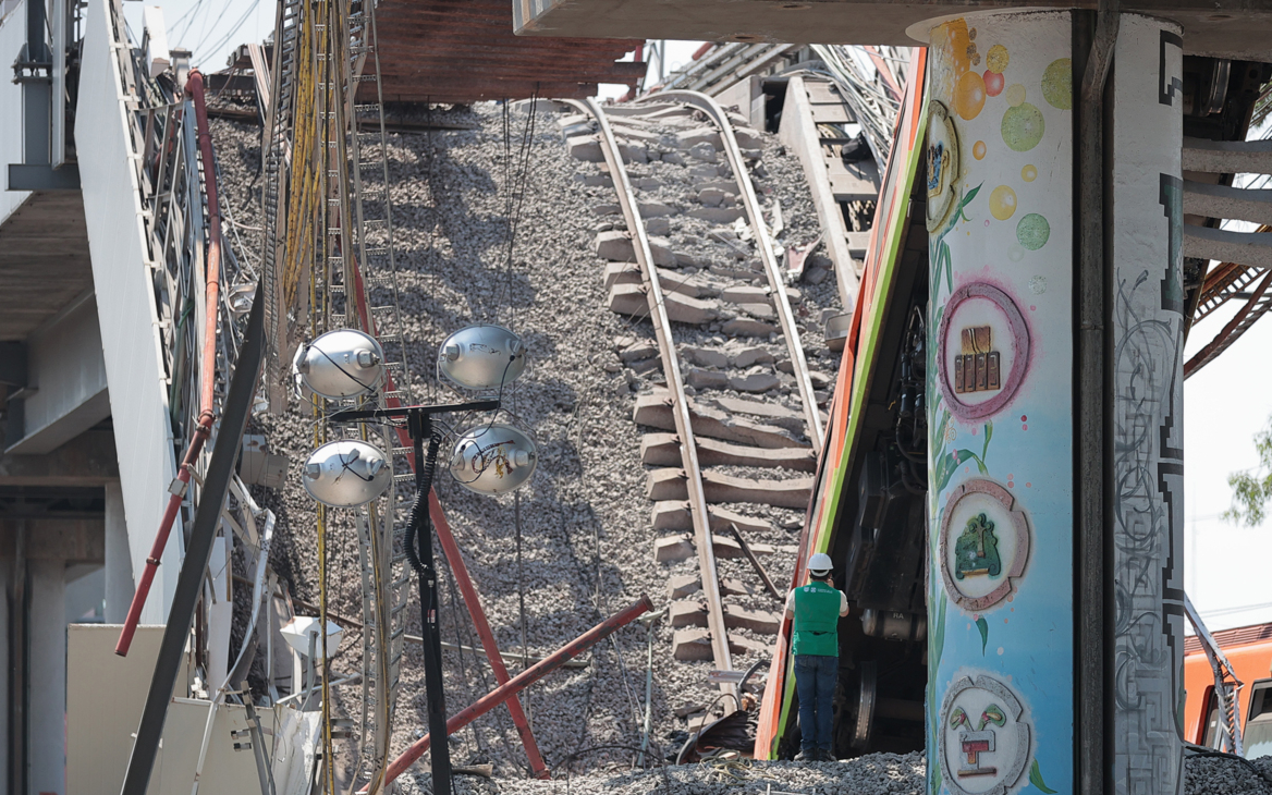 Число жертв обрушения метромоста в Мехико достигло 26 человек