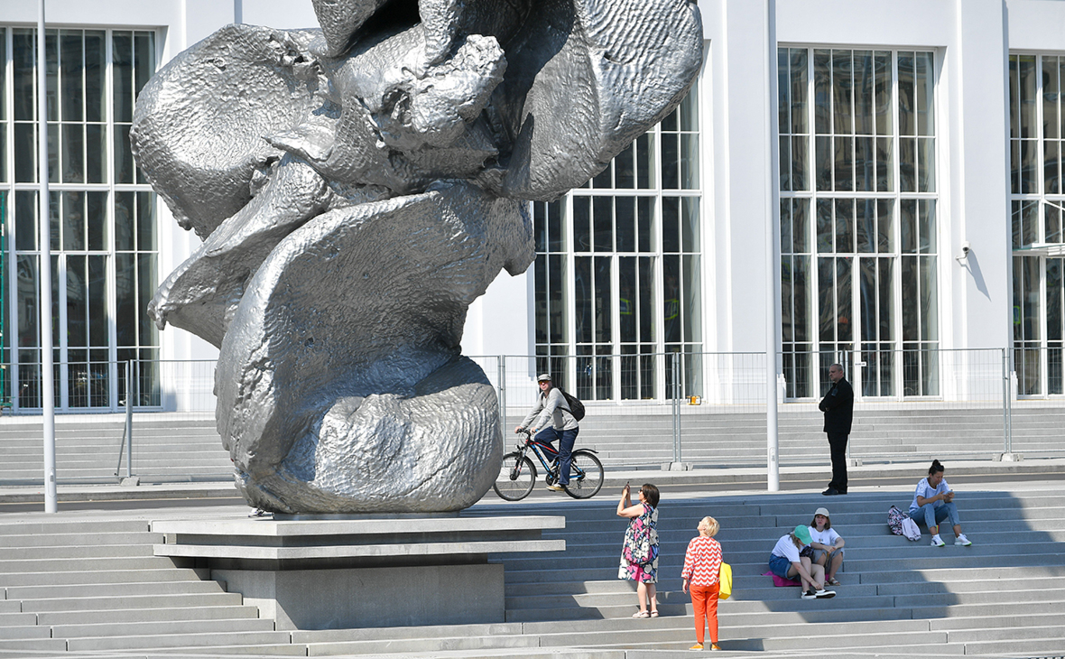Скульптура Урса Фишера на Болотной