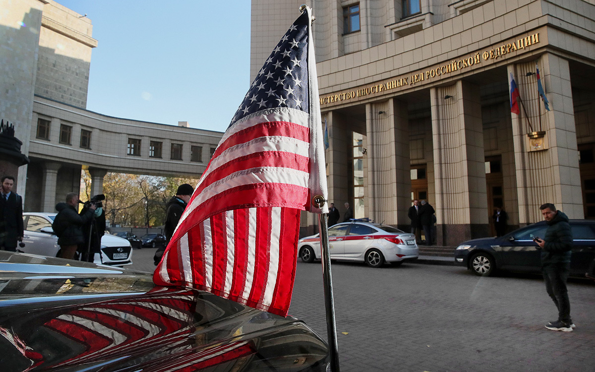 Автомобиль помощника госсекретаря США Виктории Нуланд у здания МИД РФ