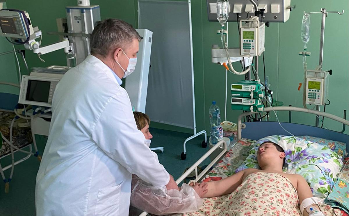 Александр Богомаз навещает Фёдора в больнице
