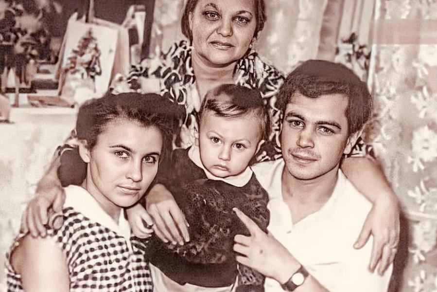 Игорь Николаев в детстве с отцом Юрием, матерью Светланой и бабушкой Александрой