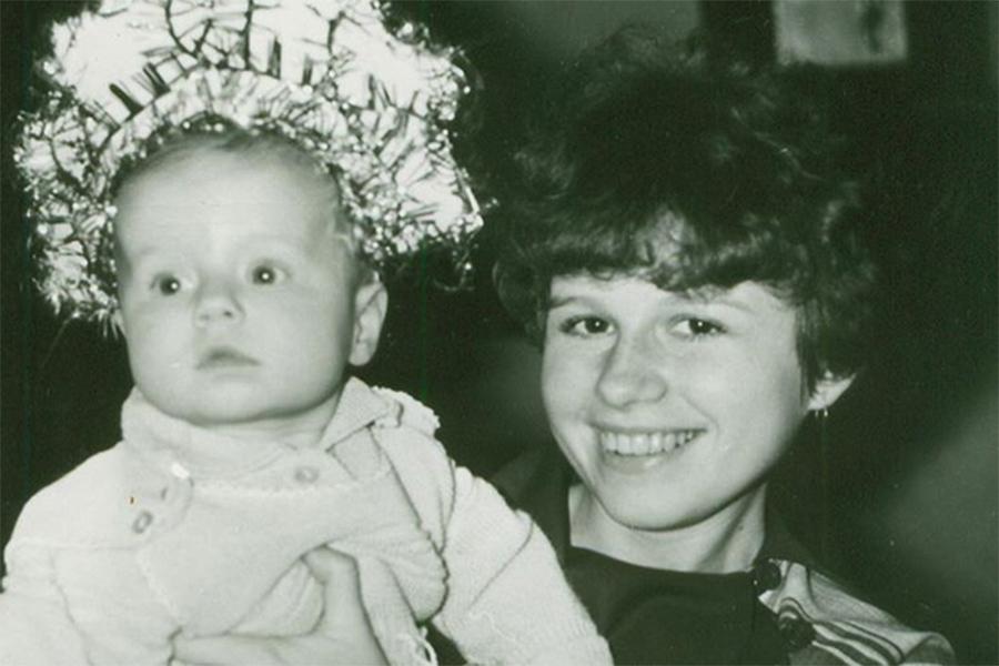 Юлия Савичева в детстве с мамой
