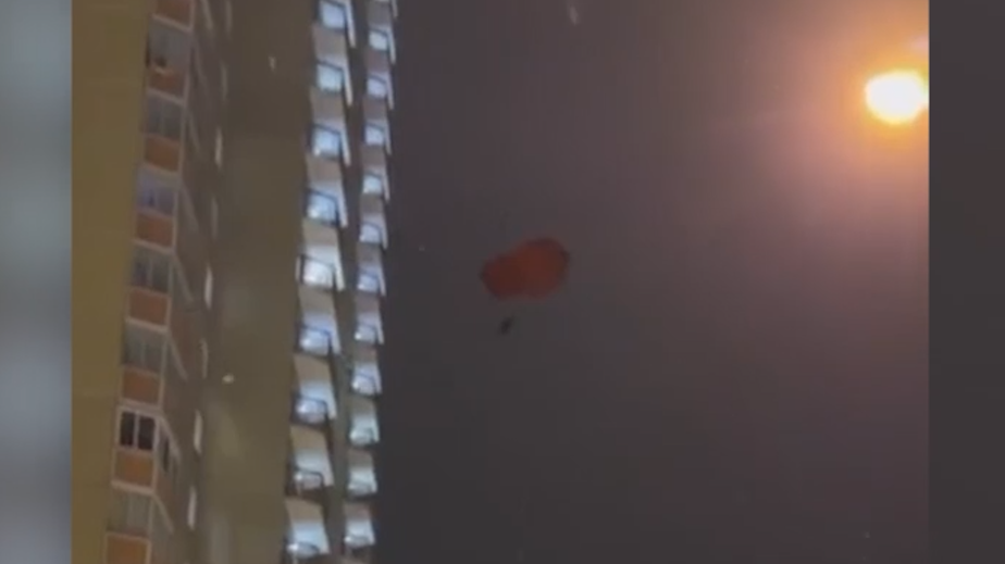 МВД начало поиск парашютиста, прыгнувшего с многоэтажки в Балашихе