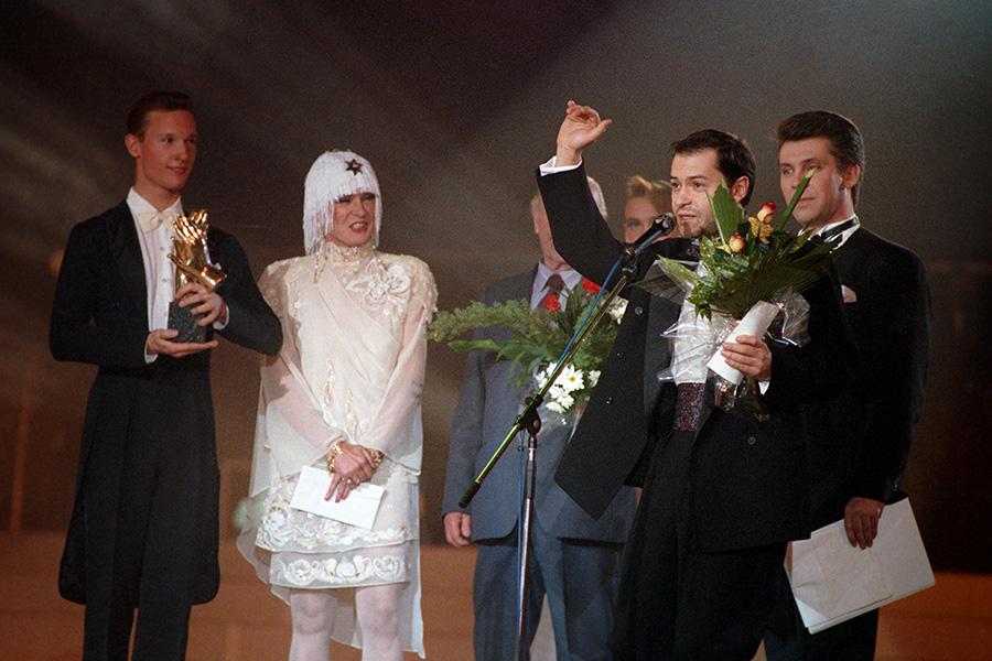 Федор Бондарчук (у микрофона) на церемонии вручения национальных музыкальных премий &laquo;Овация&raquo;, 1994 год