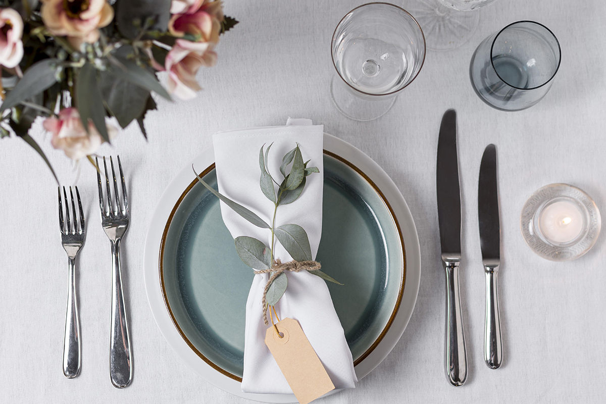 Выйти из надоевшей повседневности и с шиком провести время можно и дома, если добавить всего один важный элемент — красивую сервировку стола