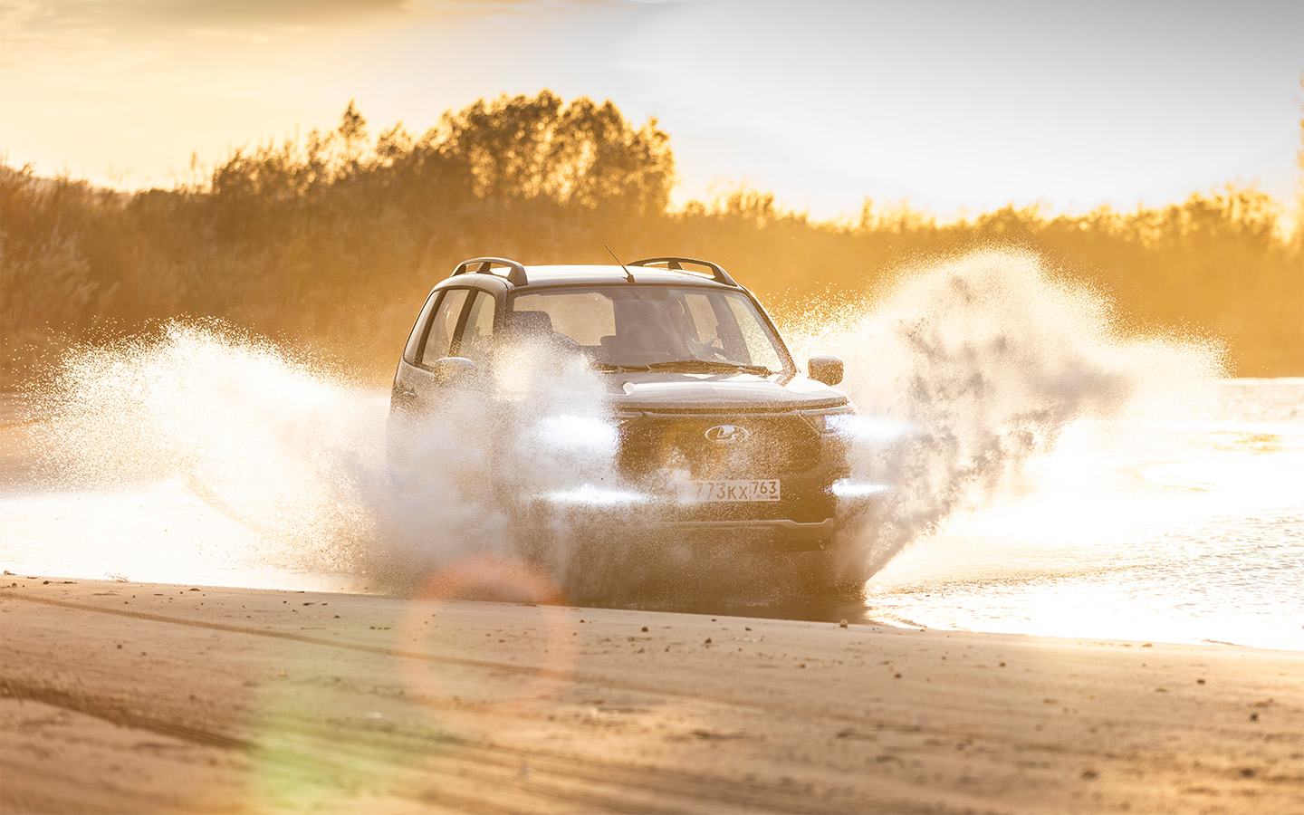 Для 1,8-литрового мотора на Lada Niva Travel пришлось разработать новый впускной тракт и перенести патрубки воздухозаборника в правую часть подкапотного пространства. Из-за этого приладить шноркель от прежней &laquo;Шнивы&raquo; невозможно. Его придется разрабатывать заново