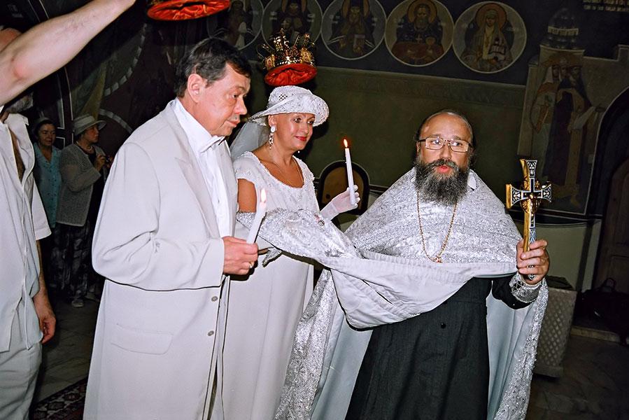 Николай Караченцов и его супруга Людмила Поргина во время церемонии венчания в церкви Симеона Столпника на Новом Арбате, 2005 год