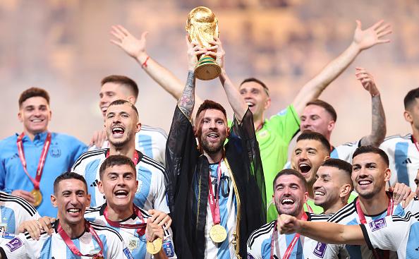 Лионель Месси и футболисты сборной Аргентиы после победы на чемпионате мира 2022 года