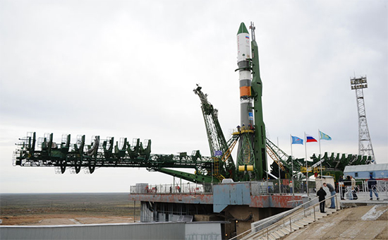 Ракета-носитель «Союз-2.1а» с транспортным грузовым кораблем «Прогресс М-27М» перед стартом на космодроме Байконур