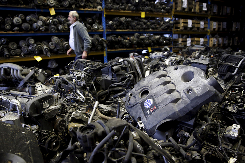 Неисправности в дизельных автомобилях Volkswagen

В сентябре 2015 года стало известно, что в нескольких типах дизельного двигателя Volkswagen установлено программное обеспечение, которое позволяло обходить проверку на уровень выброса вредных веществ. Концерну пришлось отозвать 500 тыс. машин в США, проверки были инициированы в странах ЕС, а также в Южной Корее. Всего, по данным Volkswagen, автомобилей с ошибкой в программном обеспечении было продано около 11 млн. Власти Италии назначили компании штраф в &euro;500 млн, а в США ей грозит штраф в $90 млрд.