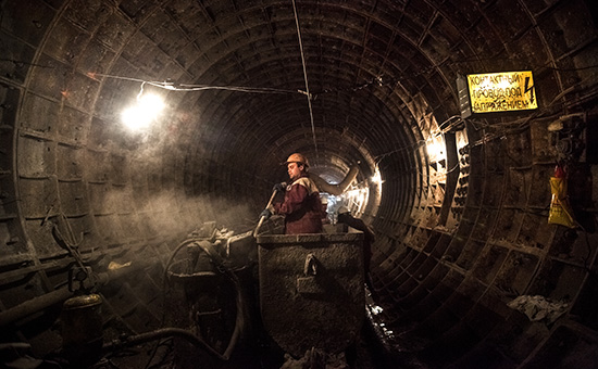 Рабочие на территории строящейся станции Московского метрополитена


