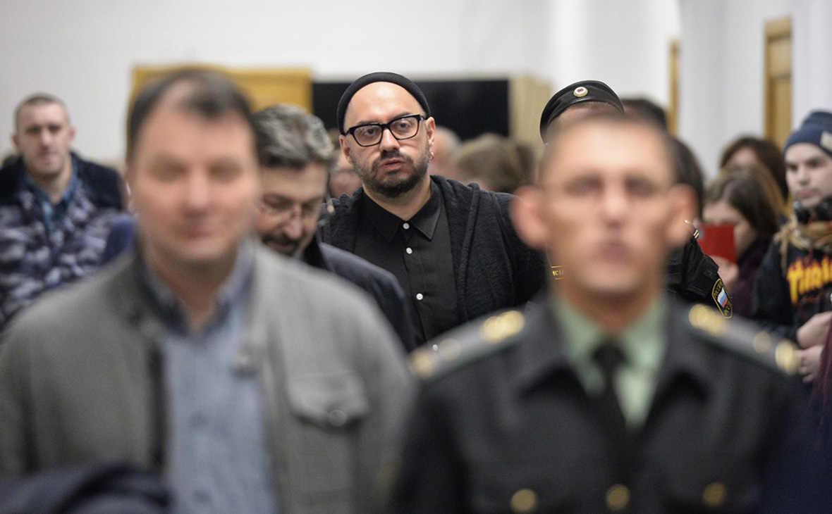 Кирилл Серебренников (в центре)&nbsp;в Басманном суде. 16 января 2018 года
