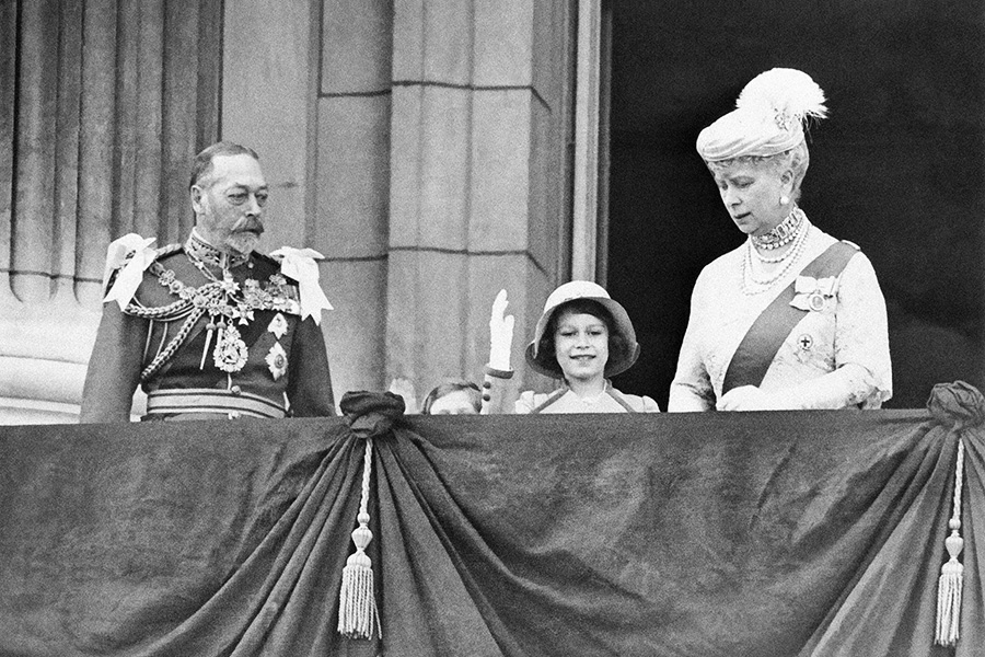 На фото: король Георг V, принцесса Елизавета и королева Мария на балконе Букингемского дворца. 6 мая 1935 года

Принцесса была любимицей бабушек и дедушек и одной из немногих в семье, кто не боялся короля Георга V, которого она называла &laquo;дедушка Англия&raquo;. Елизавета вместе с родителями, будущим королем Георгом VI и его женой Елизаветой Боуз-Лайон, провела ранние годы в доме на Пикадилли. В нем были 25 спален, лифт и бальный зал. Семья не жила в замке, так как ее члены не были в числе первых претендентов на трон