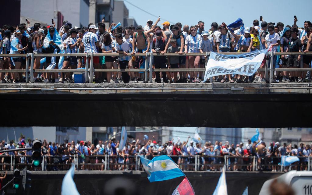 Около 10 полицейских пострадали в столкновении с фанатами в Буэнос-Айресе