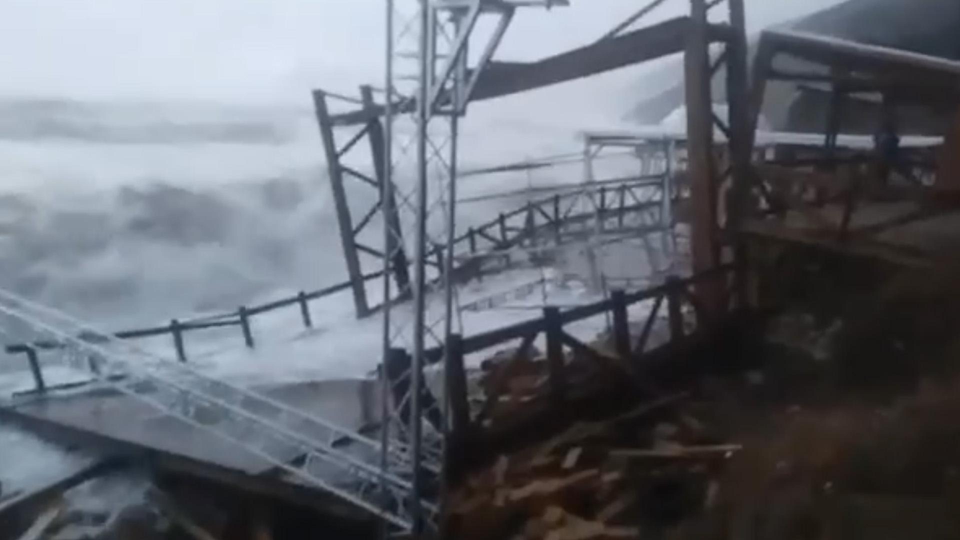 Власти оценили ущерб Крыму из-за шторма в ₽1,3 млрд
