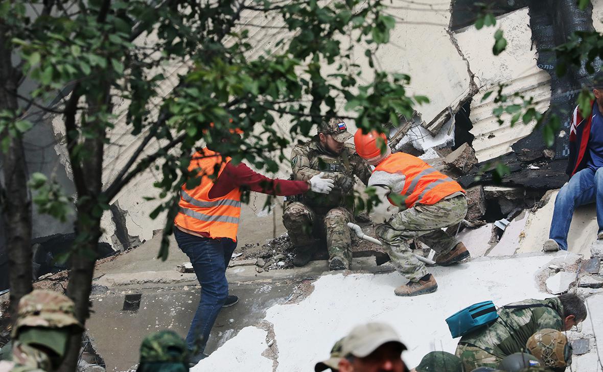 Спасатели достали из-под завалов дома в Белгороде женщину