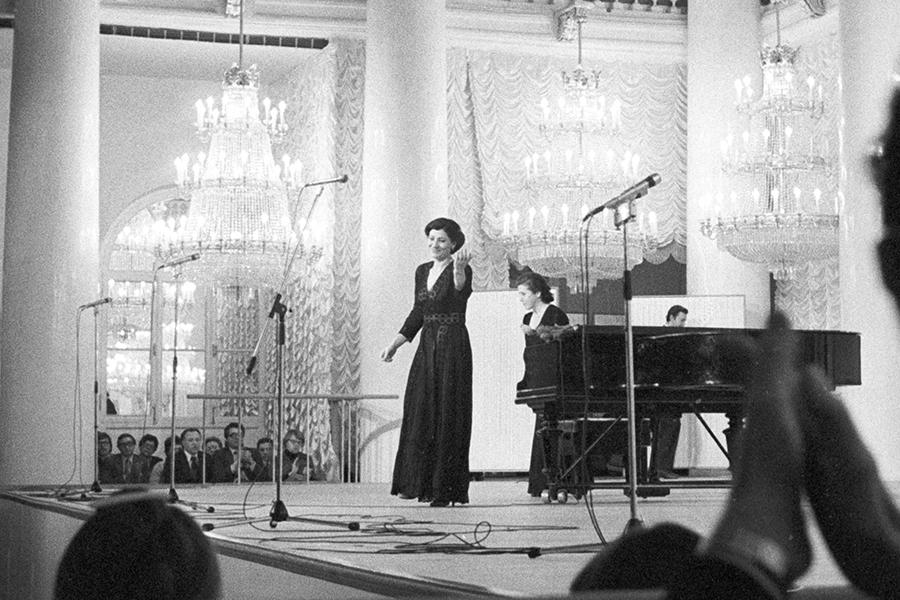 Нани Брегвадзе во время выступления, 1982