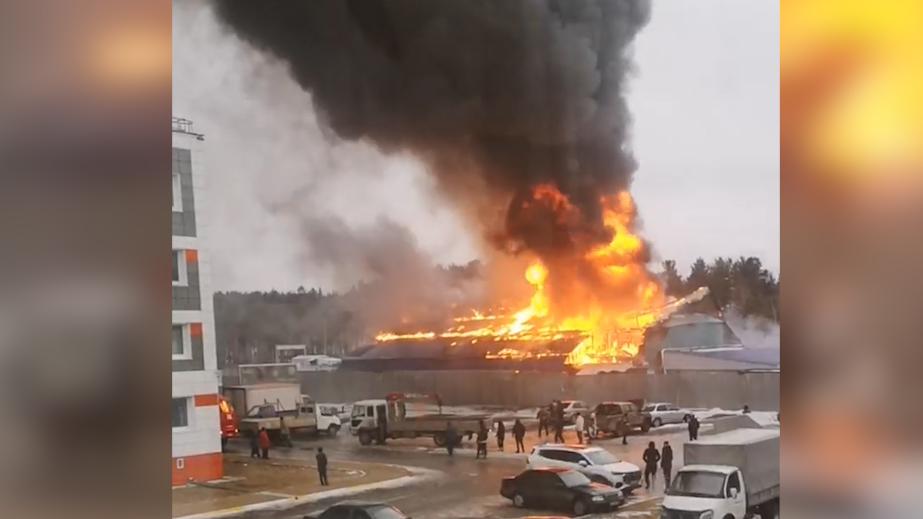 В Сургуте при пожаре в магазине произошел взрыв и обвалилась крыша