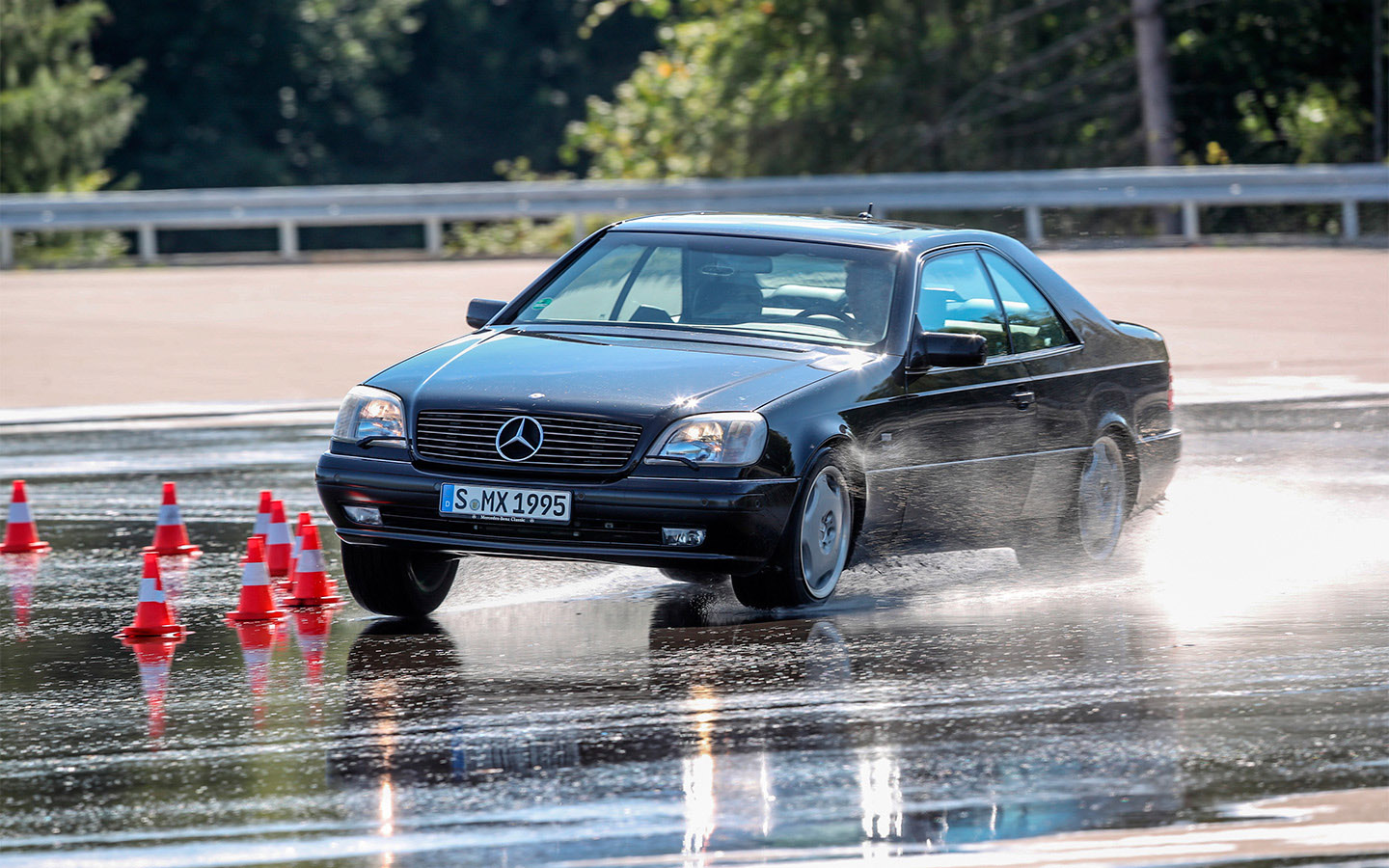 EBD отвечает только за распределение тормозных усилий при замедлении. ESP же работает шире: она может подтормаживать отдельные колеса и может снижать тягу двигателя