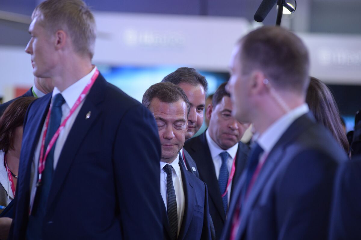 Премьер-министр Дмитрий Медведев прибыл на выставку во второй половине дня. Глава российского кабмина осмотрел несколько стендов, выступил на пленарном заседании, пообщался с руководителями промышленных корпораций и губернатором Евгением Куйвашевым.