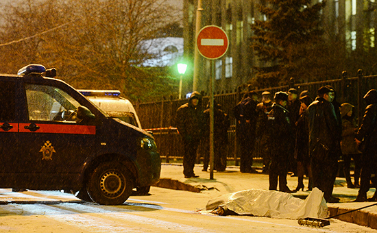 Сотрудники правоохранительных органов на месте происшествия в центре Москвы на улице Солянка