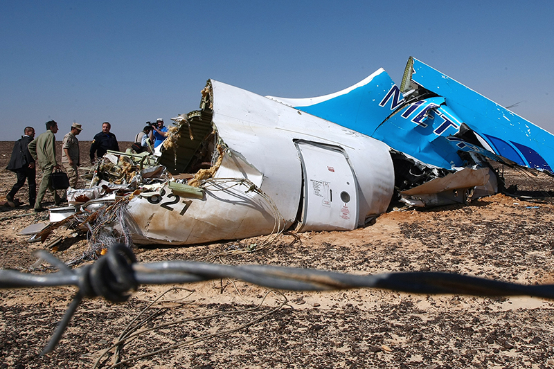 Теракт на&nbsp;борту российского А321 на&nbsp;Синае

Крупнейшая в&nbsp;2015 году авиакатастрофа произошла с&nbsp;российским самолетом: 31 октября летевший из&nbsp;Шарм-эль-Шейха в&nbsp;Петербург лайнер Аirbus A321 авиакомпании &laquo;Когалымавиа&raquo;, на&nbsp;борту которого находились 224 человека, рухнул на&nbsp;территории Египта недалеко&nbsp;от&nbsp;города Эль-Лаксима менее чем&nbsp;через&nbsp;полчаса после&nbsp;взлета. В тот день на&nbsp;Дворцовую площадь Петербурга вышли тысячи людей, которые зажгли свечи в&nbsp;память о&nbsp;погибших. Первыми о&nbsp;возможном теракте на&nbsp;борту A321 сообщили источники западных СМИ в&nbsp;спецслужбах, затем&nbsp;власти спешно прекратившей полеты в&nbsp;Египет Великобритании. Наконец, 16 ноября директор ФСБ доложил президенту Путину о&nbsp;том, что&nbsp;причиной крушения самолета был теракт. Глава государства приказал уничтожить виновных в&nbsp;случившемся террористов

Читайте подробнее&nbsp;Загадочная поломка: почему&nbsp;разбился самолет &laquo;Когалымавиа&raquo;
