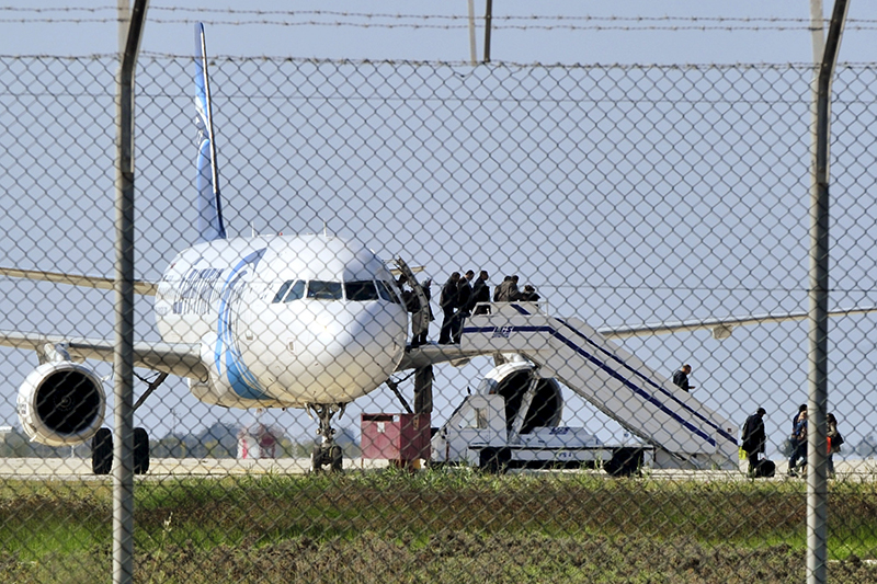 Пассажиры покидают самолет в аэропорту Ларнаки