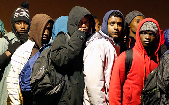 Мигранты в очереди в сортировочном центре.&nbsp;Кале, Франция, 24 октября 2016 года


