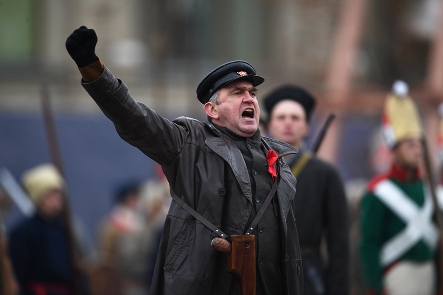 В параде 1941 года приняли участие более 28 тыс. человек. По Красной площади прошли курсанты военных училищ, артиллеристы и пехотинцы, зенитчики и моряки.