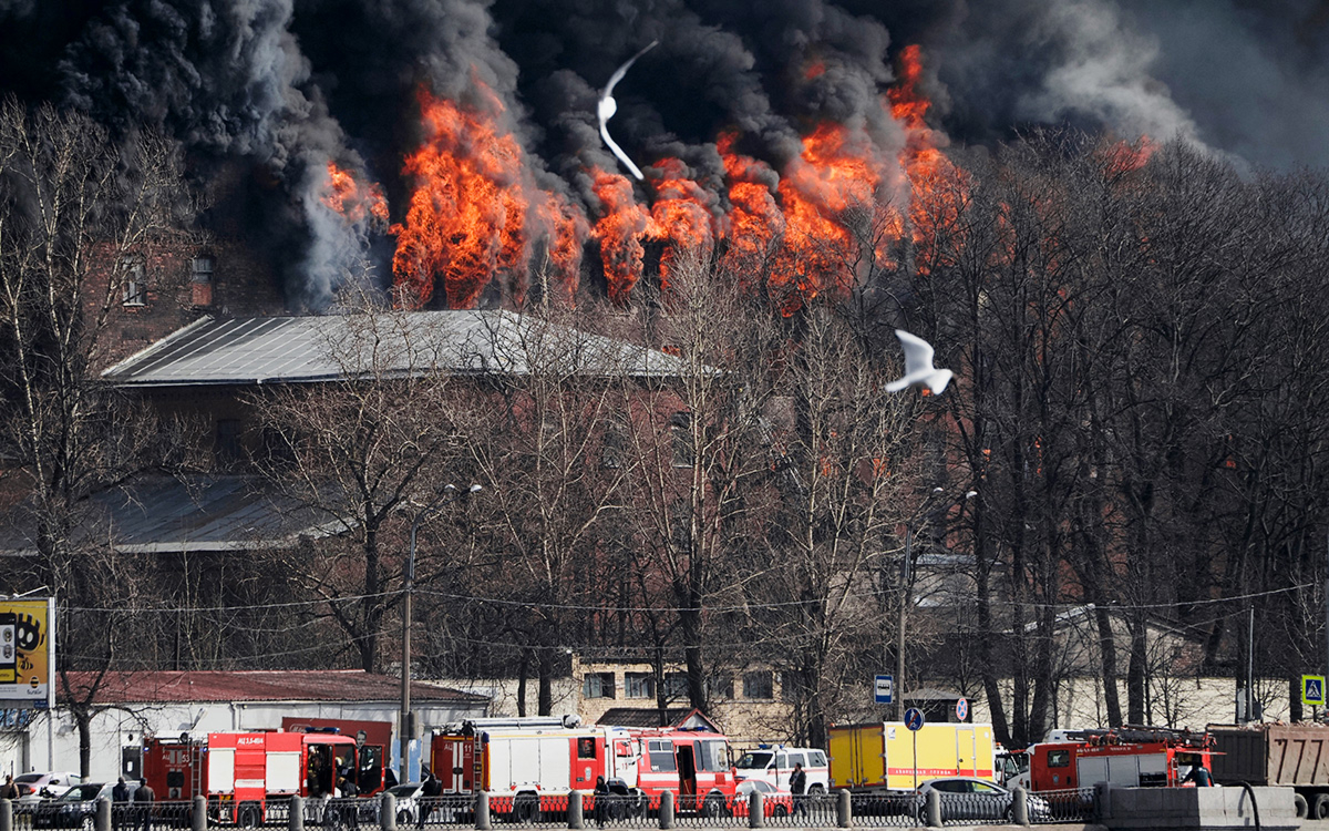 Огонь с горящей в Петербурге мануфактуры перекинулся на соседнее здание