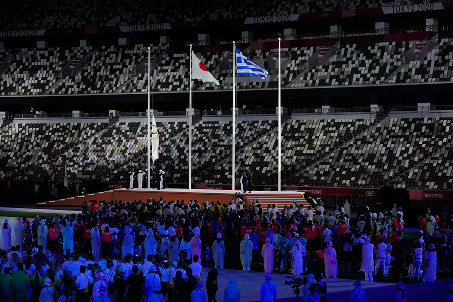 Спуск олимпийского флага. Глава МОК передал его мэру Парижа