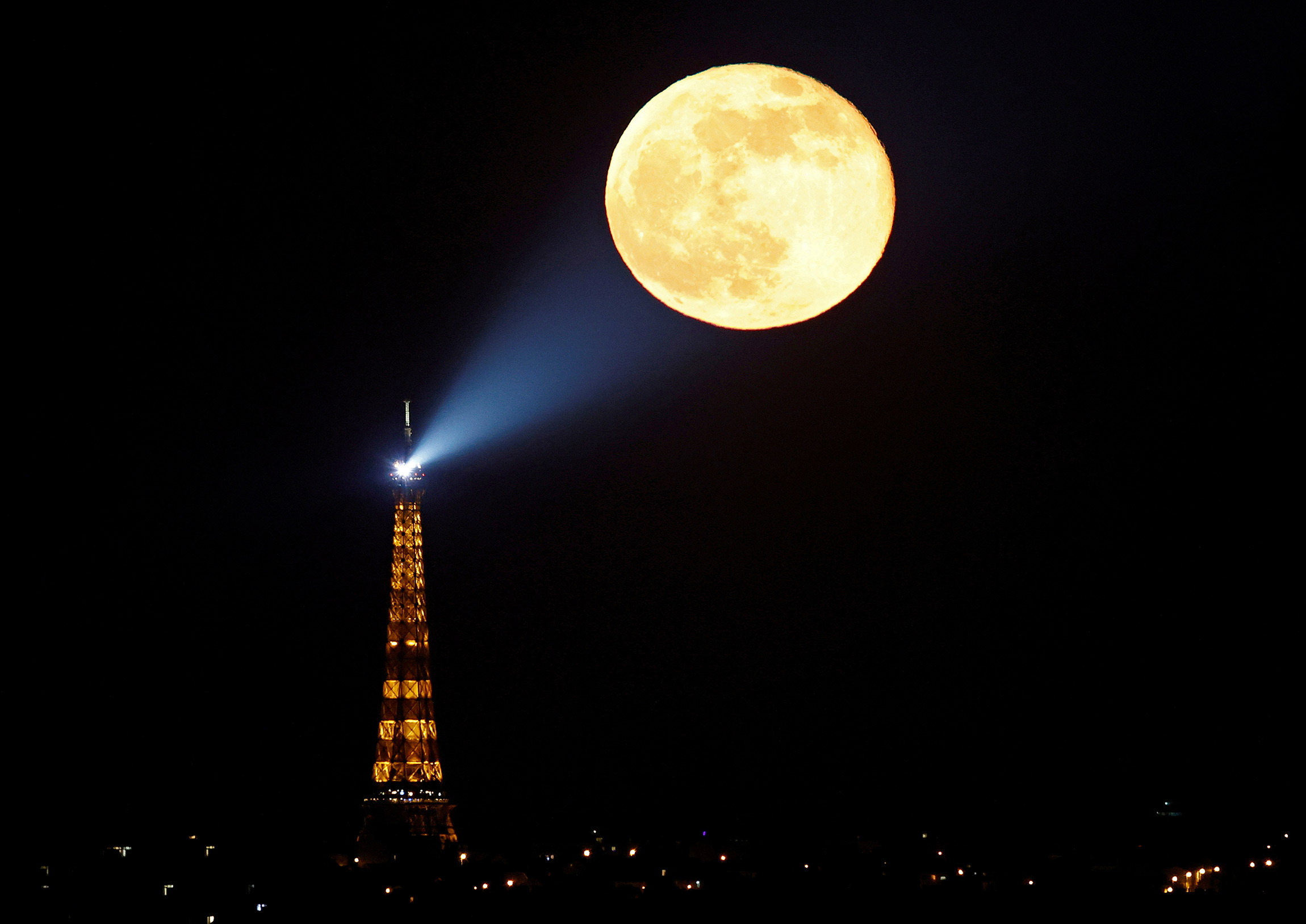 27 апреля. Париж, Франция. &laquo;Розовое&raquo; суперлуние над Эйфелевой башней