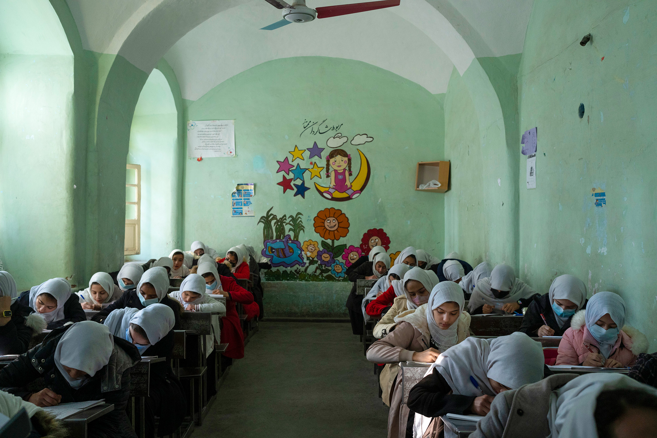 <p>На фото: афганские девочки в средней школе для девочек в Герате, Афганистан, 25 ноября 2021 года</p>

<p>После прихода к власти талибы приостановили работу школ для девочек. В марте 2022 года Министерство образования&nbsp;Афганистана <a href="https://tass.ru/obschestvo/14152709">заявило</a>, что средние и старшие школы для девочек будут закрыты до дальнейшего уведомления. В начале следующего учебного года к занятиям смогут приступить только девочки до шестого класса.</p>

<p>Этот запрет де-факто делает невозможным получение высшего образования девушками. &laquo;Автоматически, если у нас не будет выпускников средних школ, у нас больше не будет новых студенток университетов&raquo;,&nbsp;&mdash; <a href="https://www.theguardian.com/global-development/2022/aug/01/taliban-policies-risk-de-facto-university-ban-for-afghan-women-say-officials">сказал</a> представитель Министерства высшего образования талибов Маулави Ахмед Таки.</p>

<p>В западной провинции Герат учителя и родители смогли убедить администрацию &laquo;Талибана&raquo; открыть школы для девочек. В конце июня стало <a href="https://www.ariananews.af/issue-of-girls-education-raised-at-gathering-of-religious-scholars-in-kabul/">известно</a>, что минимум один из участников крупного собрания исламских ученых в Кабуле Сайед Насрулла Вайзи призвал к открытию средних школ для девочек. &laquo;Они будут учиться и будут хорошим проводником для своих детей в обществе&raquo;,&nbsp;&mdash; пояснил он</p>