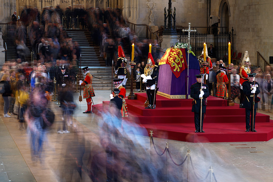 На фото: люди отдают дань памяти королеве Елизавете II, Вестминстер-холл, Лондон, 18 сентября

До официальных похорон&nbsp;к гробу Елизаветы II выстраивалась очередь из скорбящих. В пятницу она достигла пяти миль (около восьми км), а время ожидания в ней составляло до 24 часов. Как сообщает The Guardian, в воскресенье (18 сентября) в 22:30 к гробу королевы были допущены последние люди, стоявшие в очереди.&nbsp;

Среди скорбящих людей в очереди был&nbsp;Дэвид Бекхэм. Его&nbsp;заметили&nbsp;в пятницу утром, футболист&nbsp;ждал более 13&nbsp;часов, чтобы подойти к гробу королевы в Вестминстер-холле