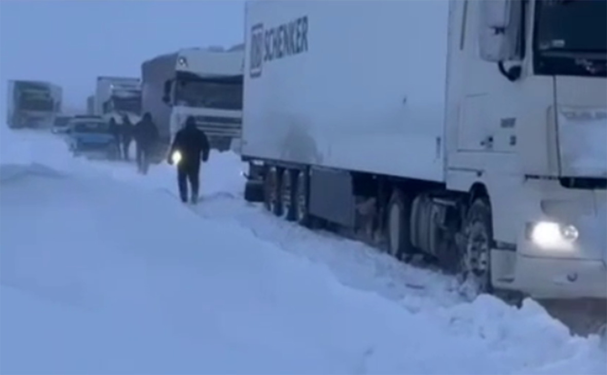 На трассе Алма-Ата — Екатеринбург скопилось более 1 тыс. автомобилей — РБК