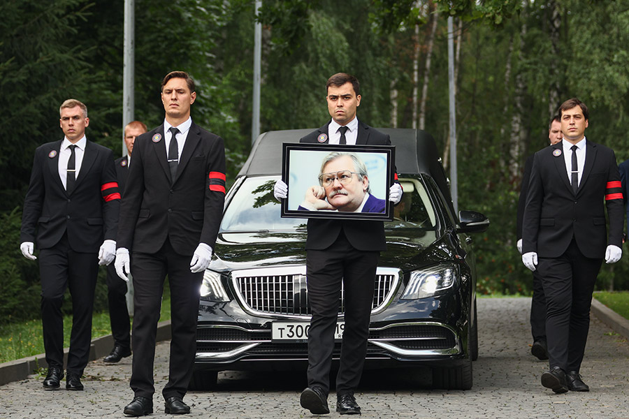 Траурная процессия после церемонии прощания с Карой.