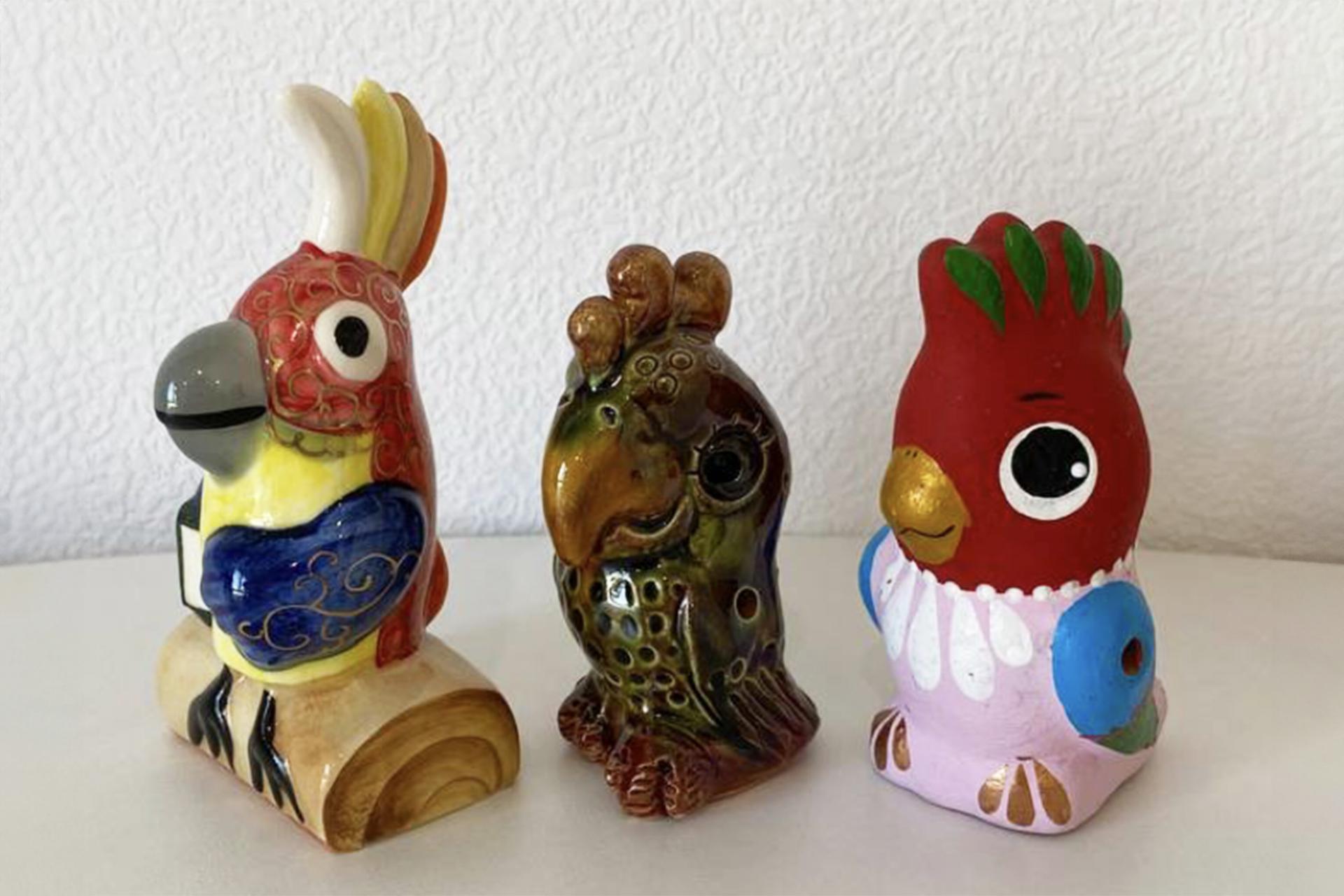 Разные фигурки попугаев из коллекции Полины Лене