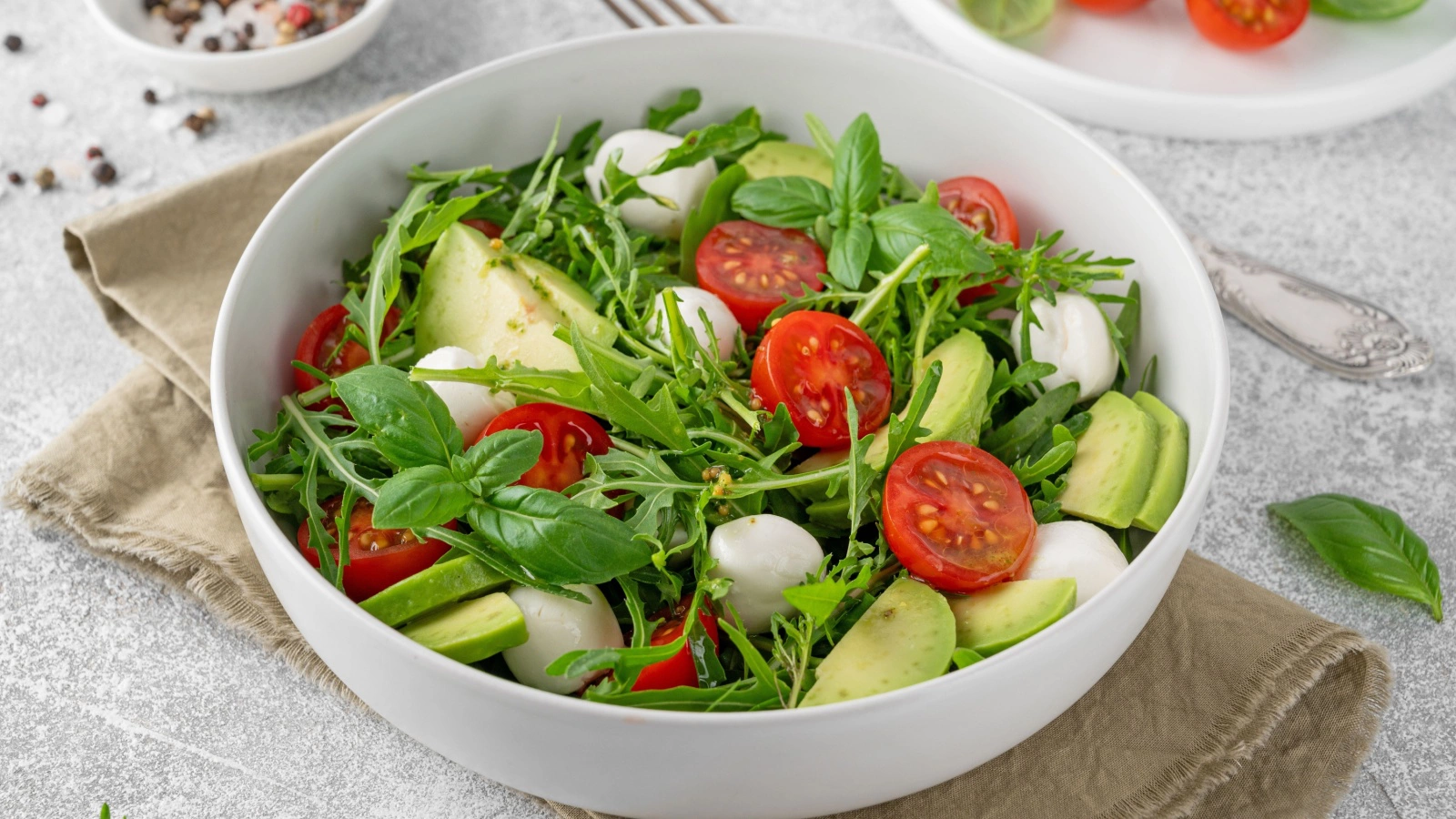 Салат с моцареллой хорошо сочетается с мясом и рыбой, свежим хлебом и мясной тарелкой