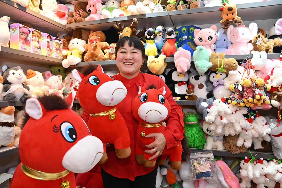 Генеральный директор магазина плюшевых игрушек Happy Sister Чжан Хоцин держит в руках популярный товар — «плачущую лошадку»