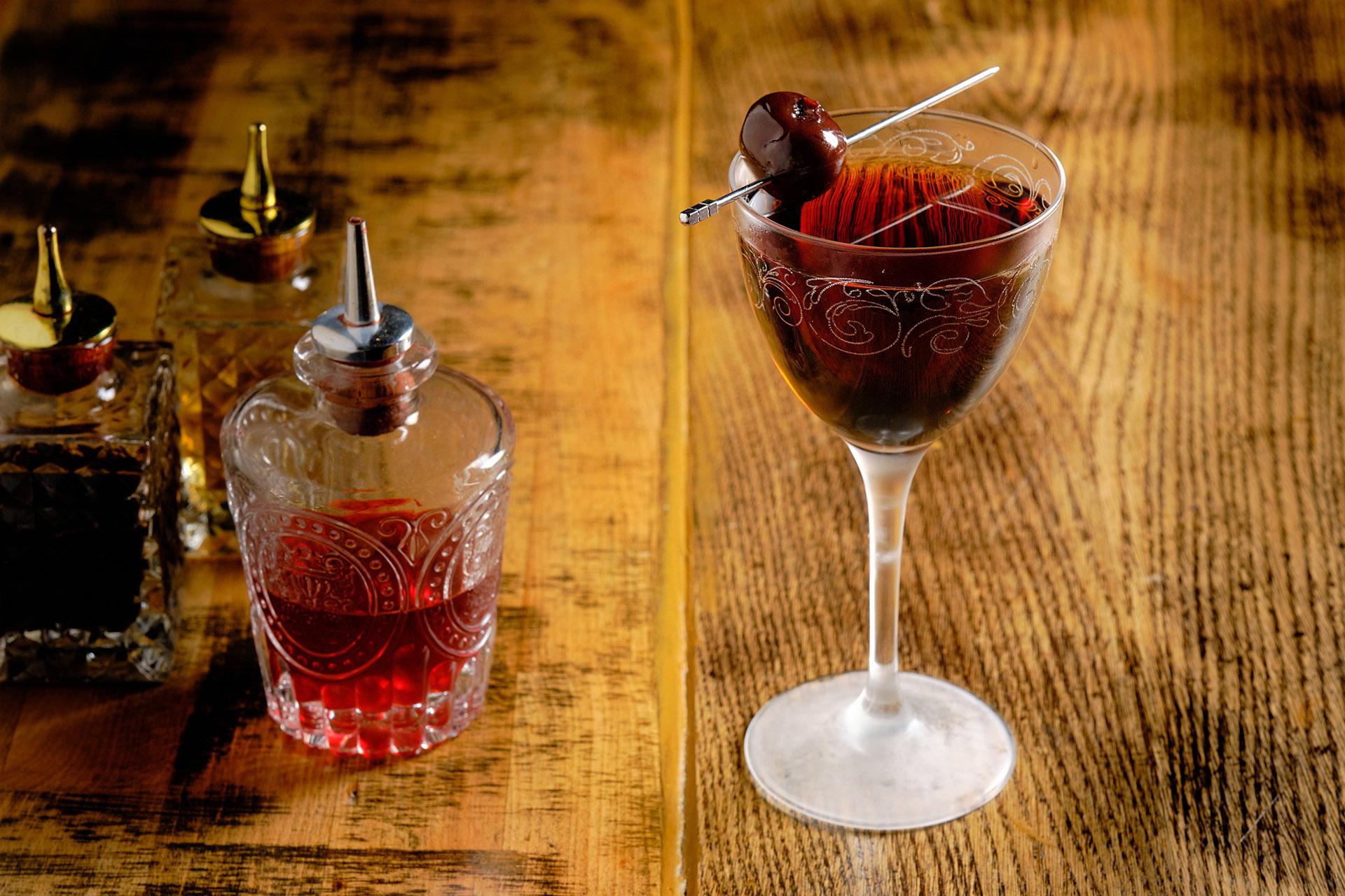 Коктейль&nbsp;Savoy Tango в баре&nbsp;Mr. Help &amp; Friends