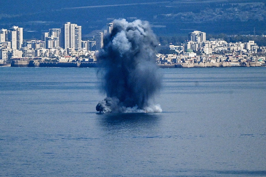 На фото: взрыв недалеко от Хайфы.