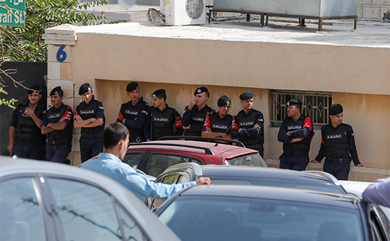 Cотрудники полиции Иордании охраняют больницу, где находится тело убитого&nbsp;​писателя&nbsp;Нахид Хаттара


