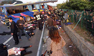 В Японии автобус столкнулся с трактором, пострадал 21 человек