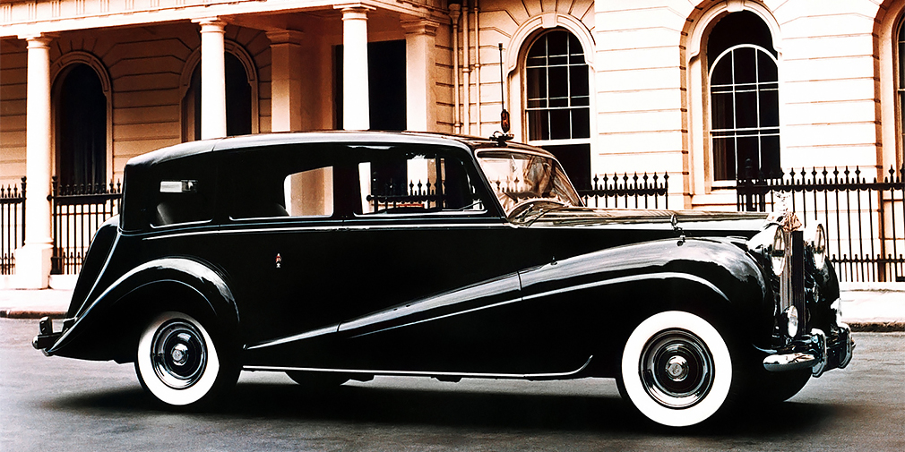 Следующий Phantom появился только десять лет спустя &ndash; компания опасалась, что флагманская модель после войны не найдет покупателей. Прототип с рядной &laquo;восьмеркой&raquo; понравился герцогу Эдинбургскому и он предпочел Roll-Royce традиционному Daimler. Всего до 1959 г. выпустили 18 &laquo;Фантомов&raquo; для членов британской королевской семьи, короля Саудовской Аравии, шаха Ирана, эмира Кувейта и прочих избранных. Бронированные машины заказал генералиссимус Франко. Один из прототипов был переделан в заводской пикап. В Великобритании и Испании четвертый Phantom до сих пор используется для торжественных случаев.
