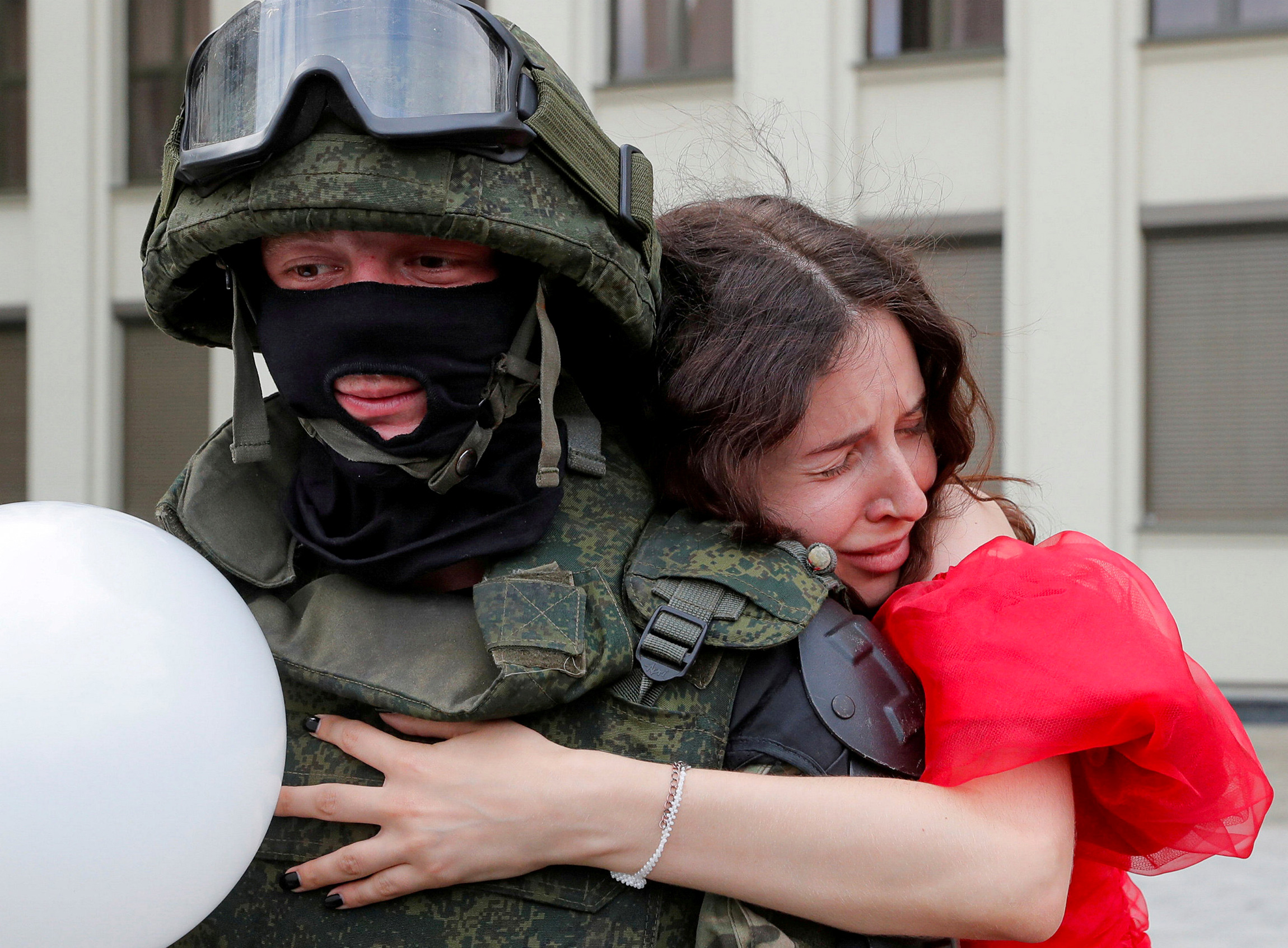 14 августа. Минск, Белоруссия. Участница протеста против полицейского насилия обнимает силовика