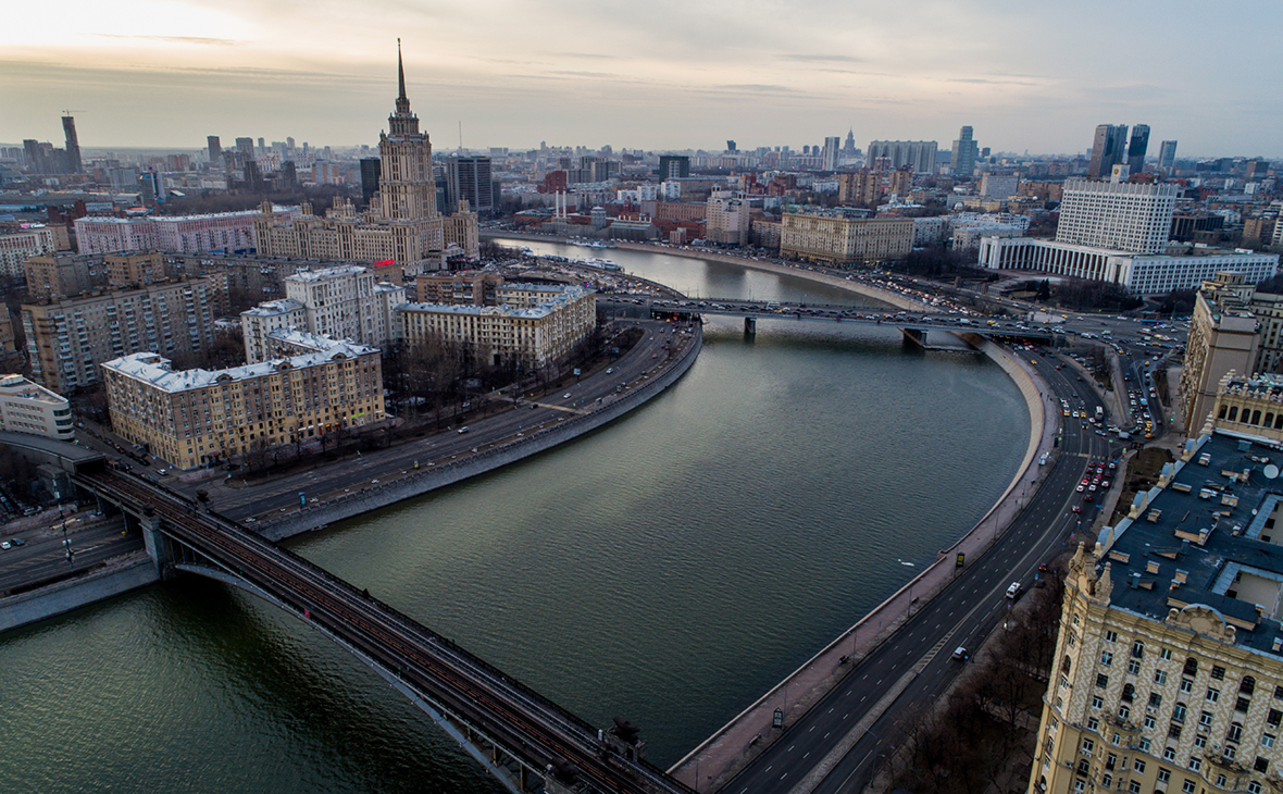 Вид на Москва-реку и Дом правительства РФ