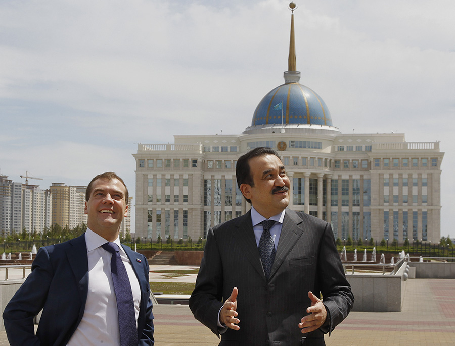Дмитрий Медведев и Карим Масимов&nbsp;во время прогулки после переговоров в Астане, Казахстан, 29 мая 2012 г.