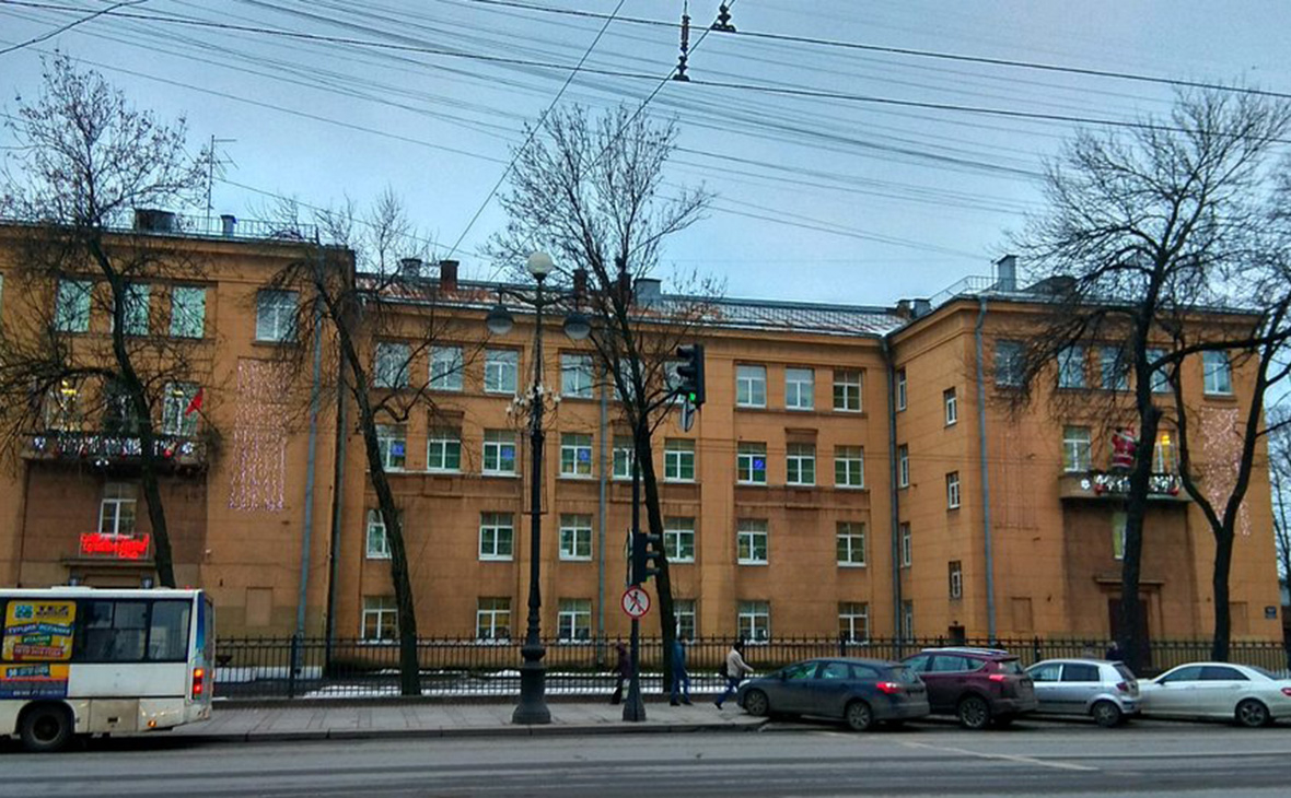 Вид на здание гимназии № 168 в Санкт-Петербурге
