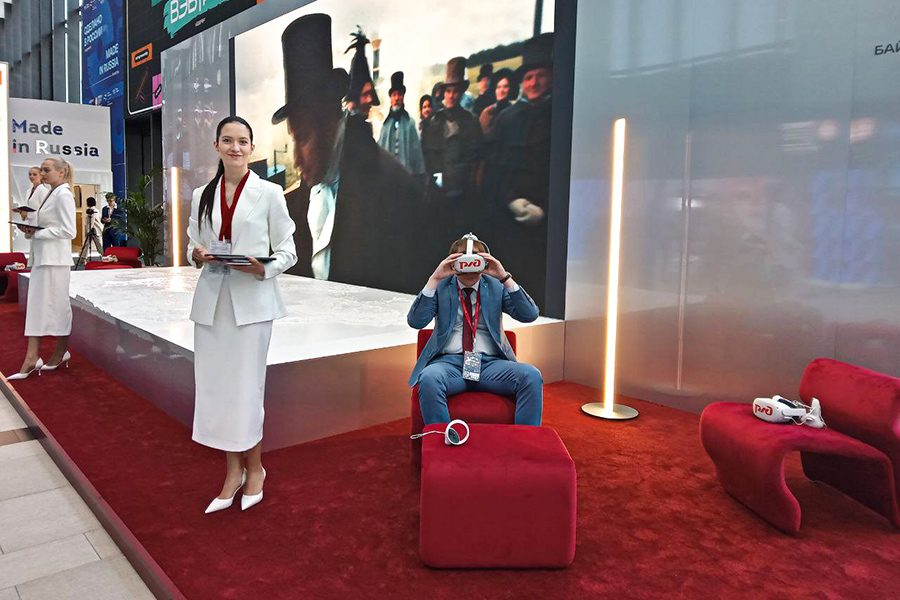 На стенде РЖД&nbsp;показывают видео о появлении первой российской железной дороги, также гостям предлагают надеть очки виртуальной реальности